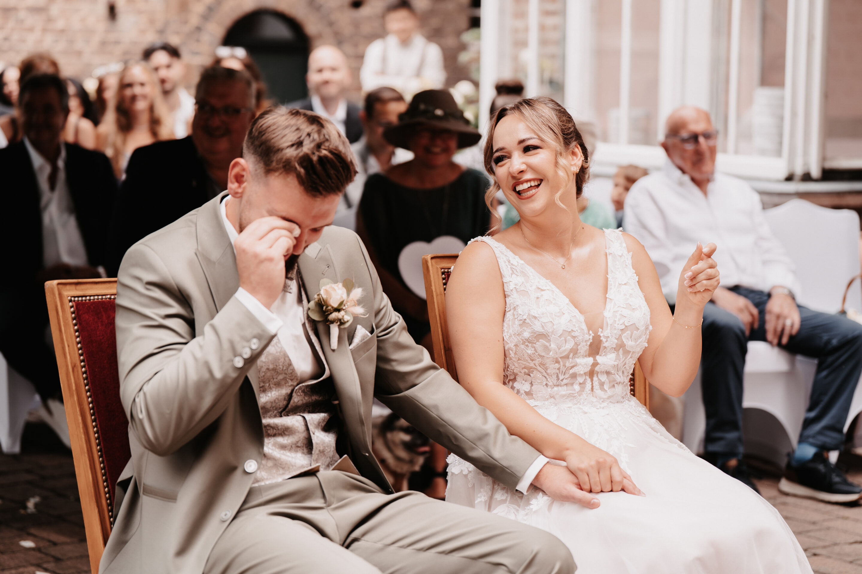 freie Trauung Hochzeitspaar Lachen herzlich echt 