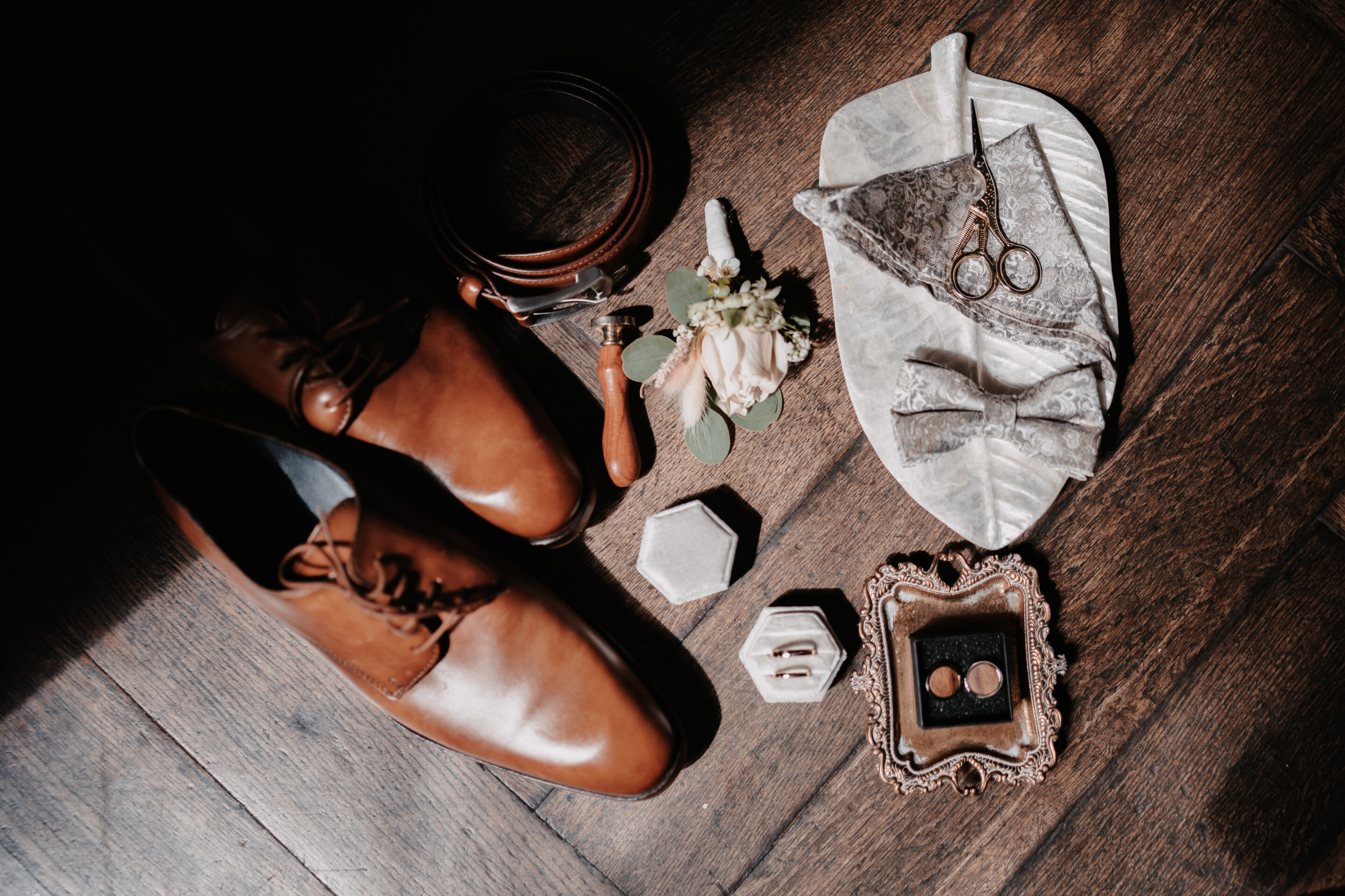 Flat lay detail Bräutigam Schuhe Fliege Hochzeitsringe 