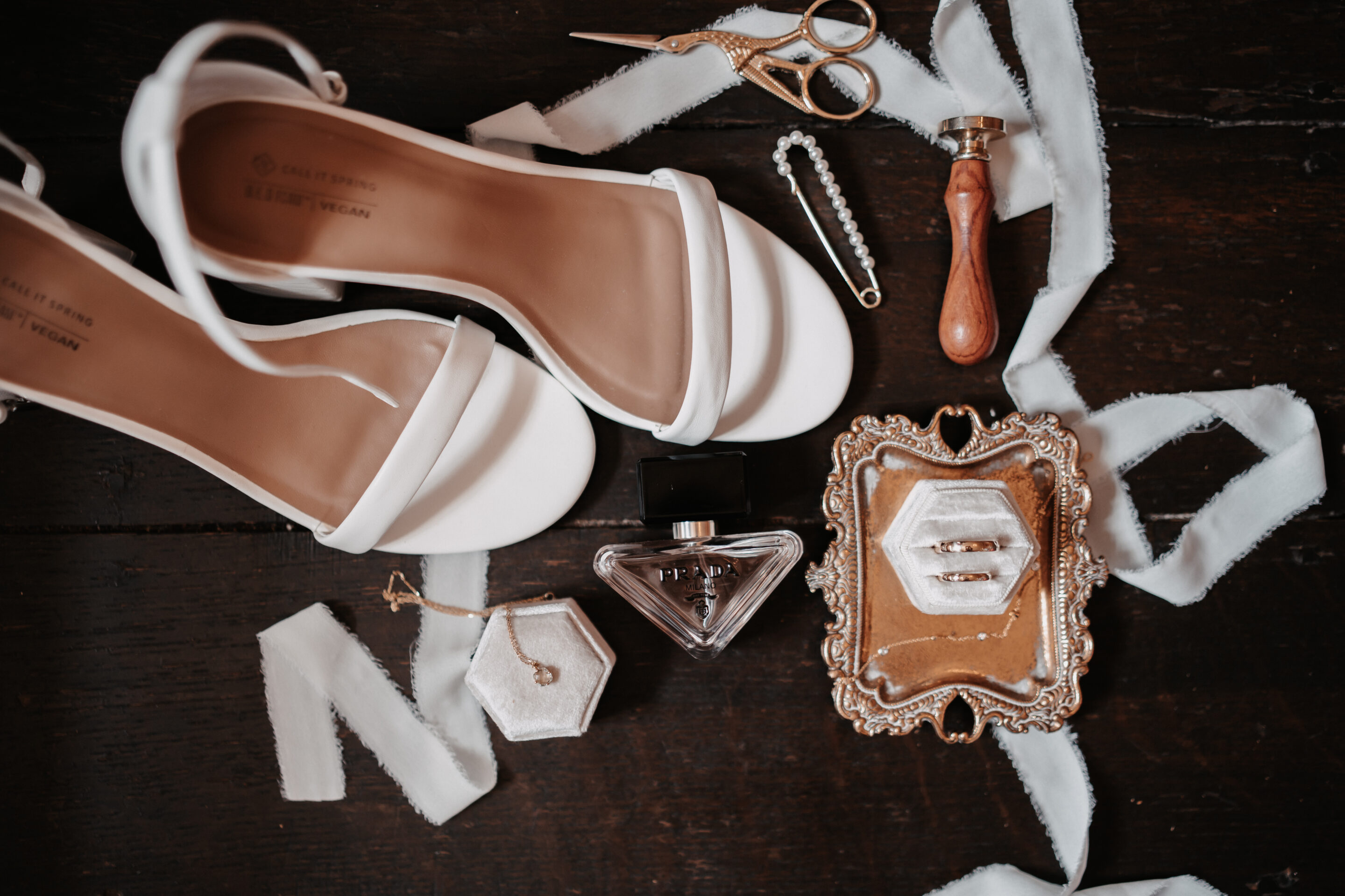 Flat lay details braut Ringe Hochzeitsschuhe