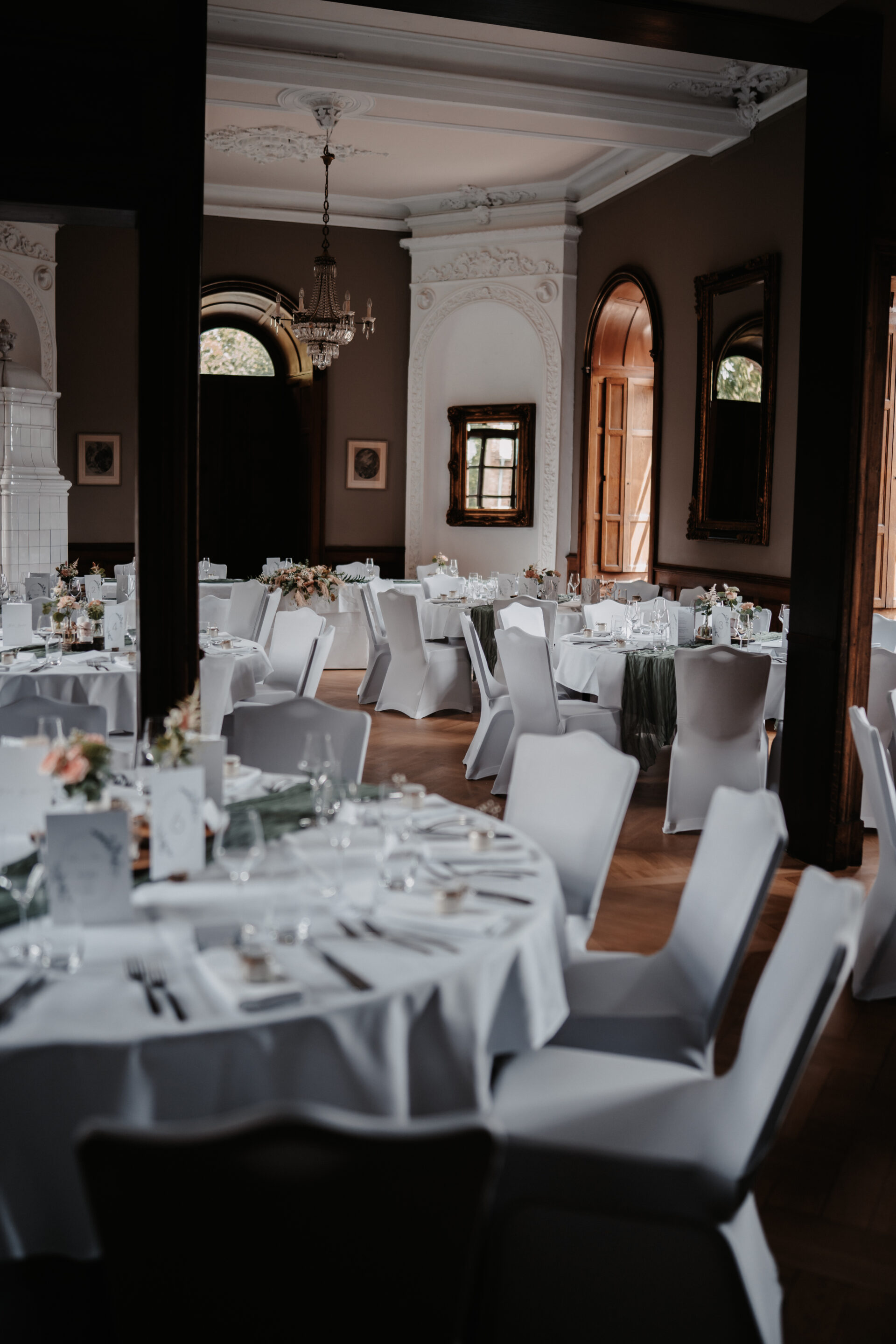 Burg Bergerhausen Hochzeitslocation Hochzeitstisch Hochzeitsdekoration