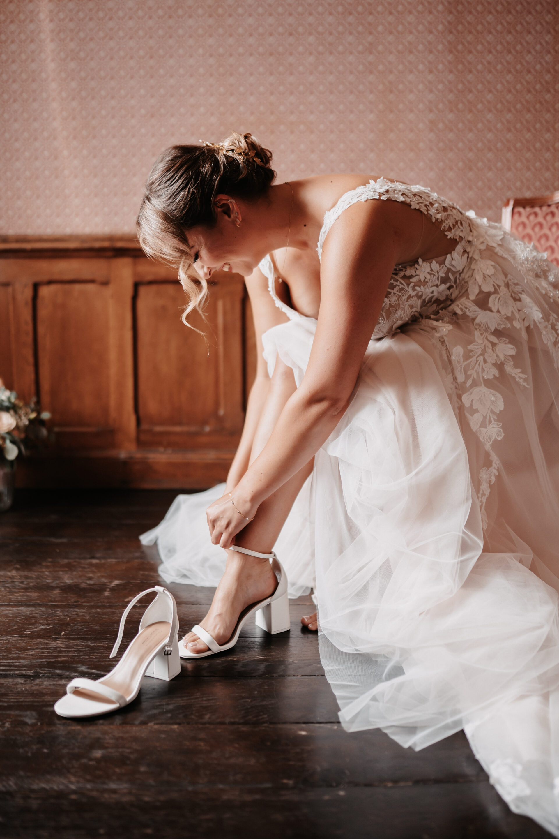 getting ready Burg Bergerhausen Hochzeit Braut Schuhe 