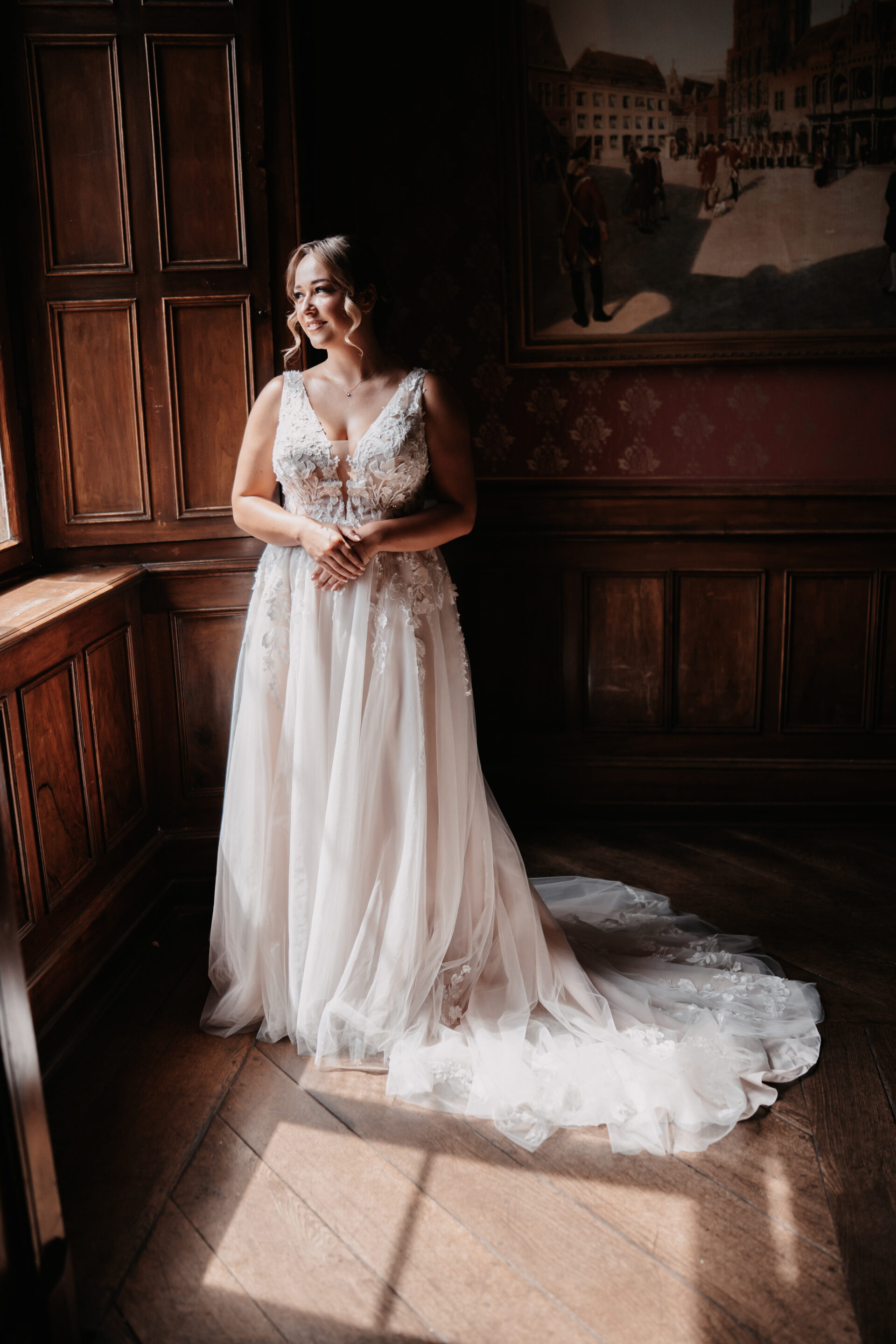 Hochzeitskleid Braut schaut aus dem Fenster Brautkleid 