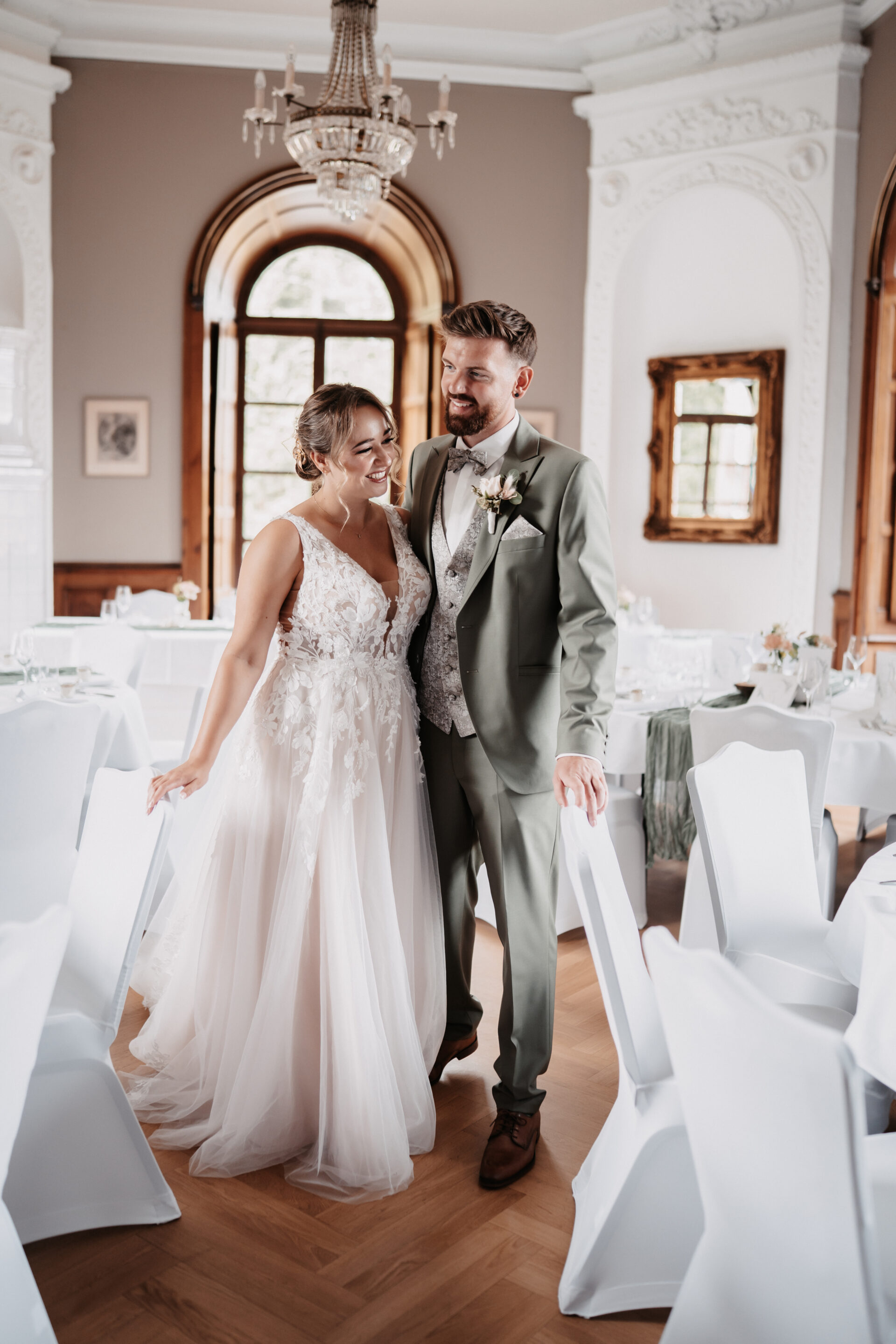 Hochzeitspaar erkundet die Hochzeitsdekoration Tischdekoration 