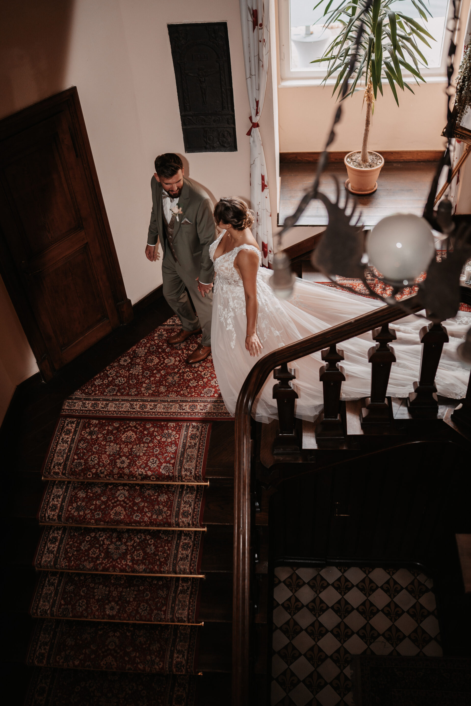 Paarshooting Foto an Treppe Hochzeit Shooting Schlosstreppe