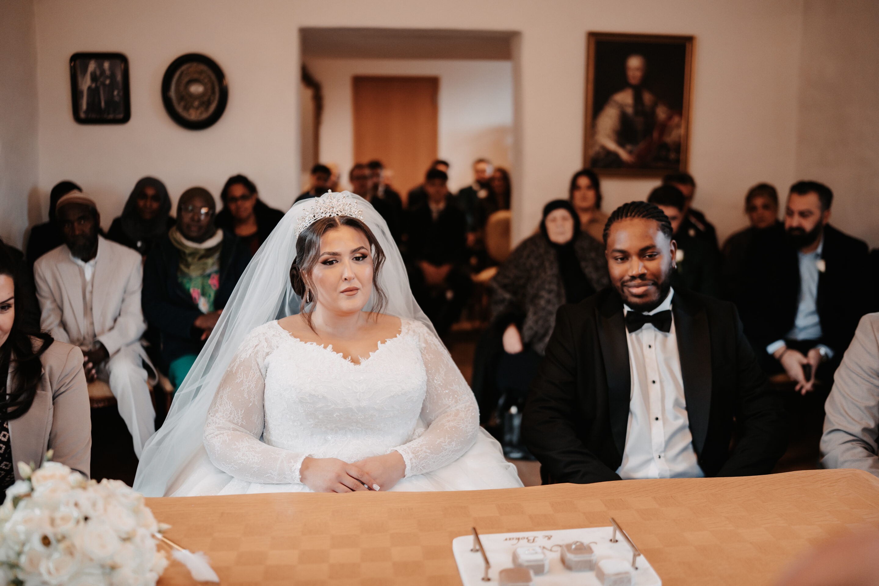 Flat lay detail Bräutigam Schuhe Fliege Hochzeitsringe 