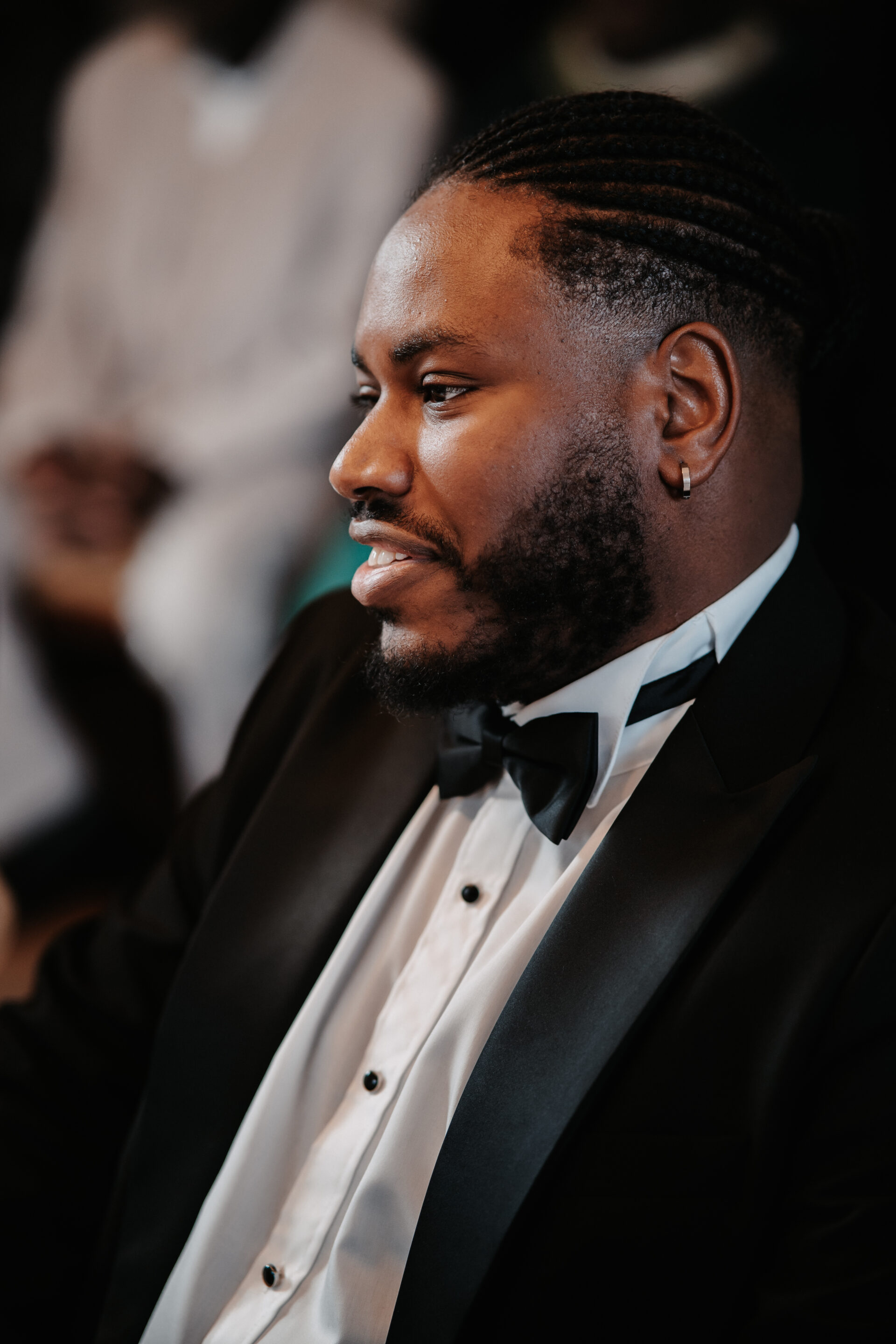 Hochzeitspaar erkundet die Hochzeitsdekoration Tischdekoration 