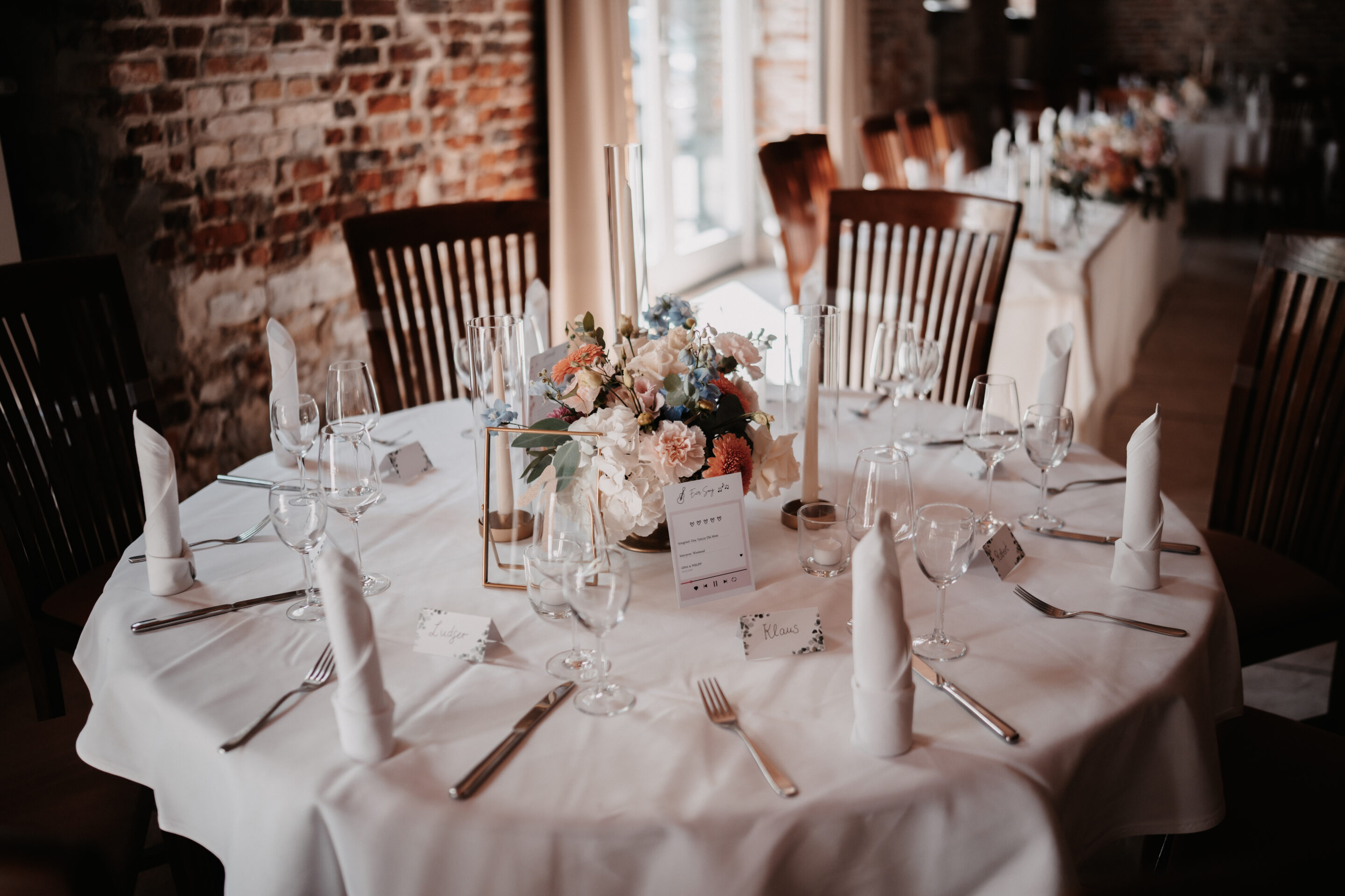 Flat lay detail Bräutigam Schuhe Fliege Hochzeitsringe 