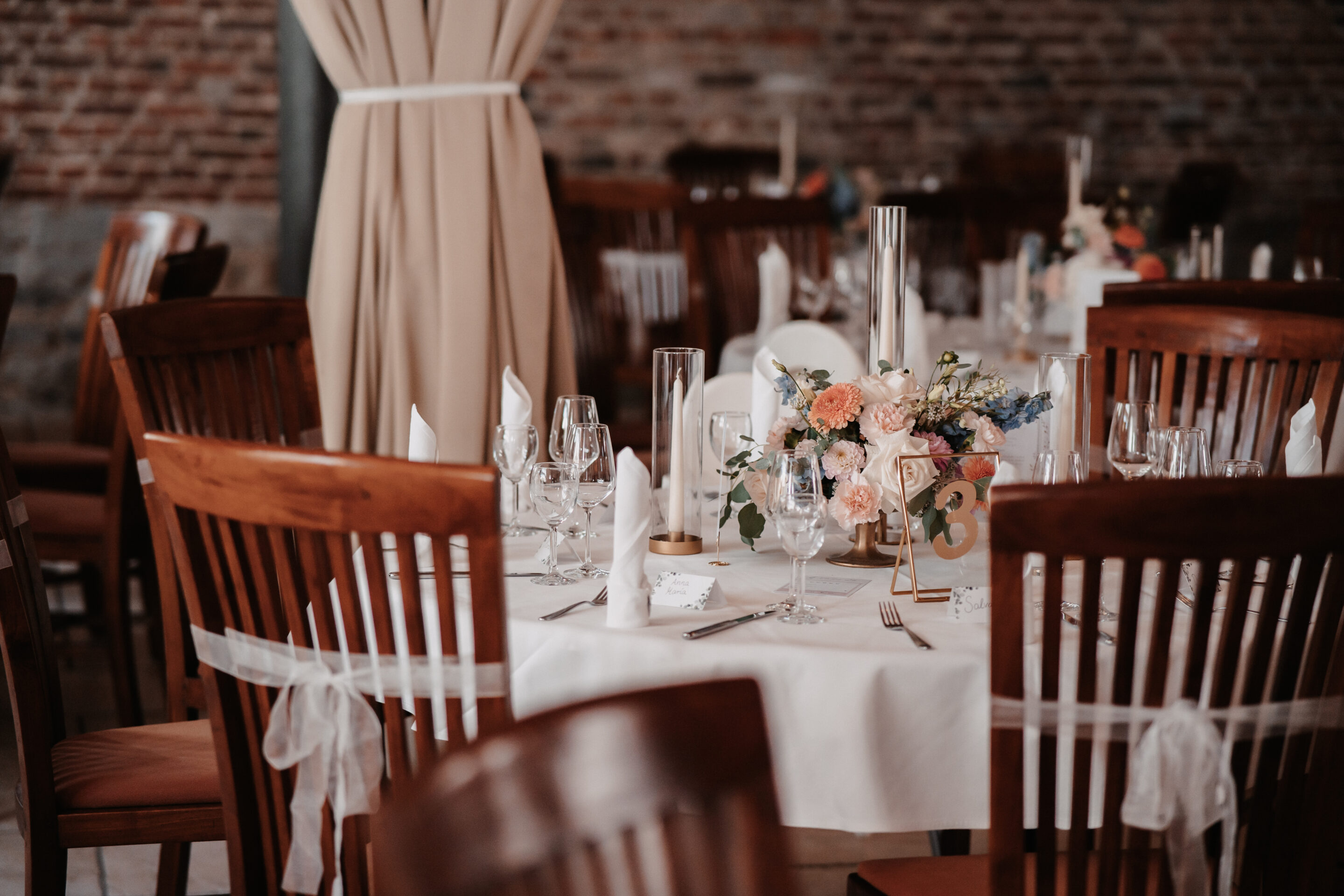 Hochzeitskleid Braut schaut aus dem Fenster Brautkleid 