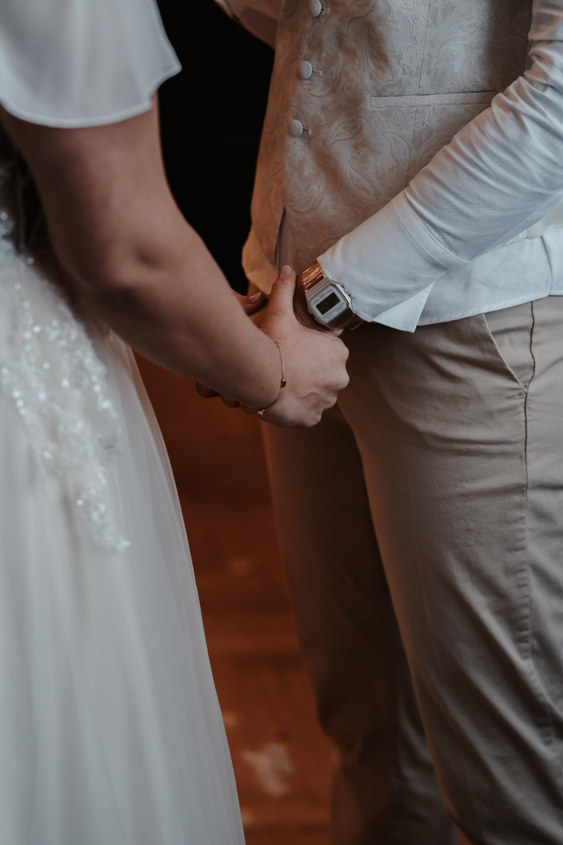 Flat lay detail Bräutigam Schuhe Fliege Hochzeitsringe 