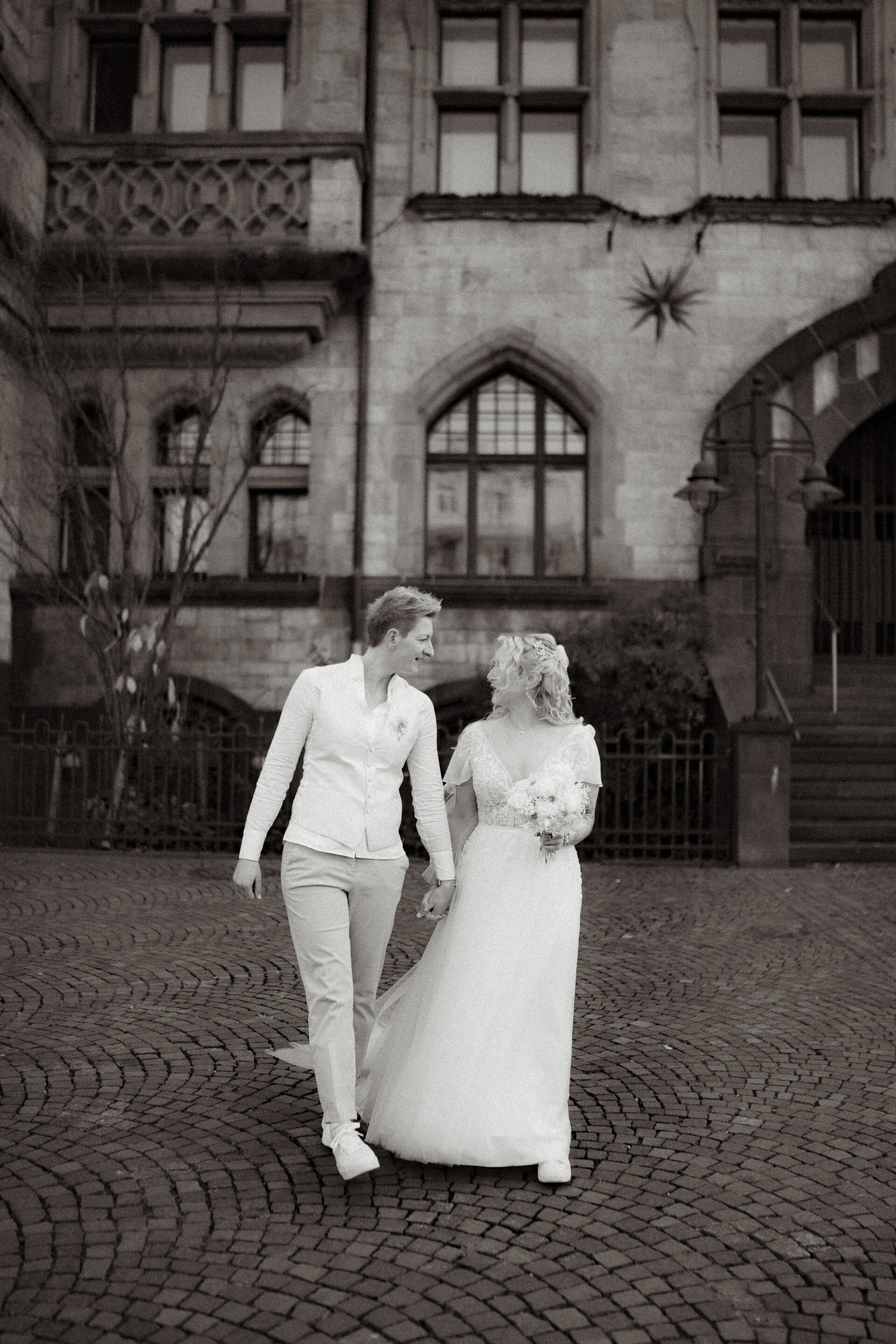 Hochzeitspaar erkundet die Hochzeitsdekoration Tischdekoration 